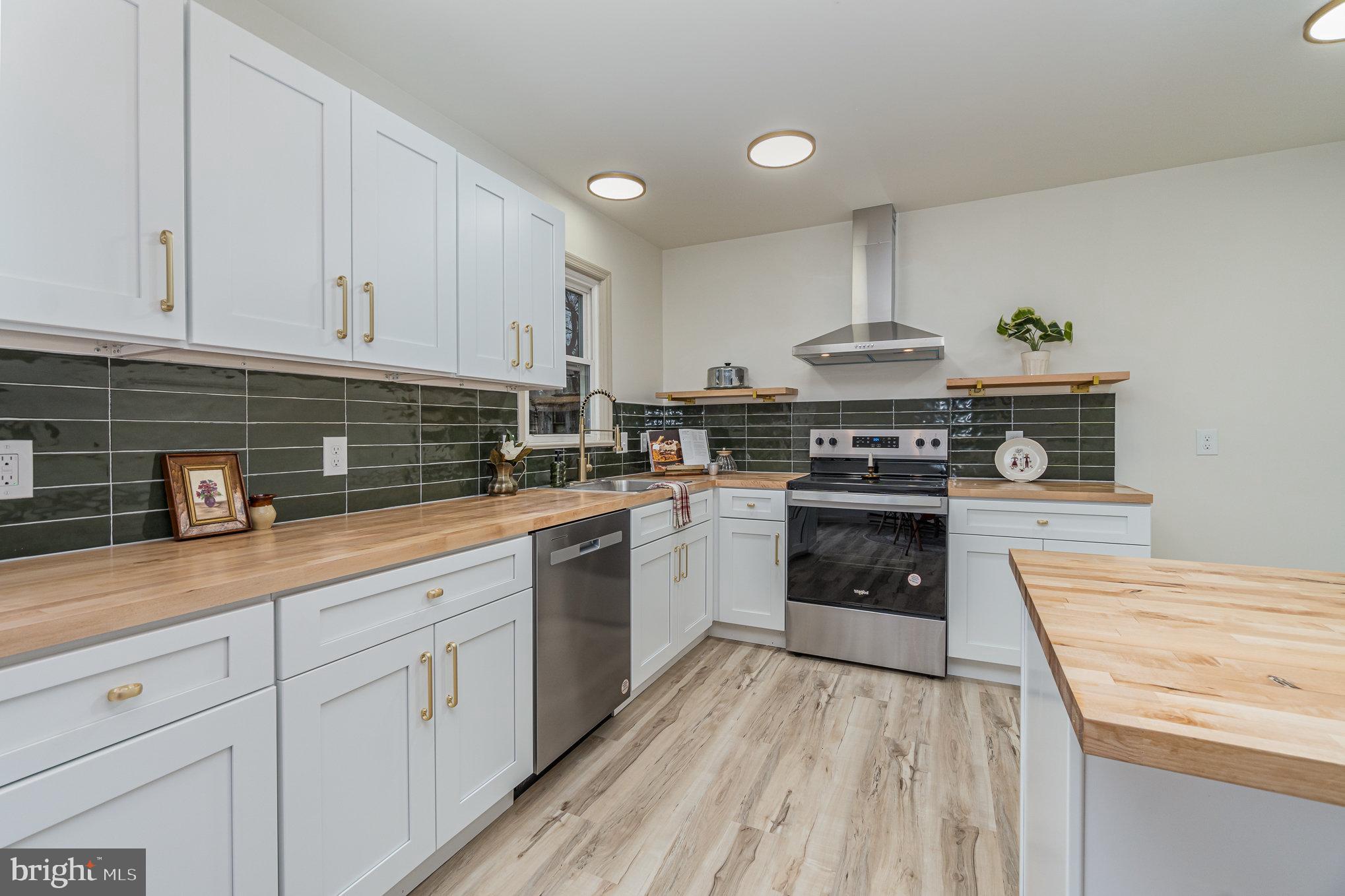 1638 Chadwick Circle Lancaster, PA 17603 - Photo 9 of 25 a kitchen with white cabinets and appliances