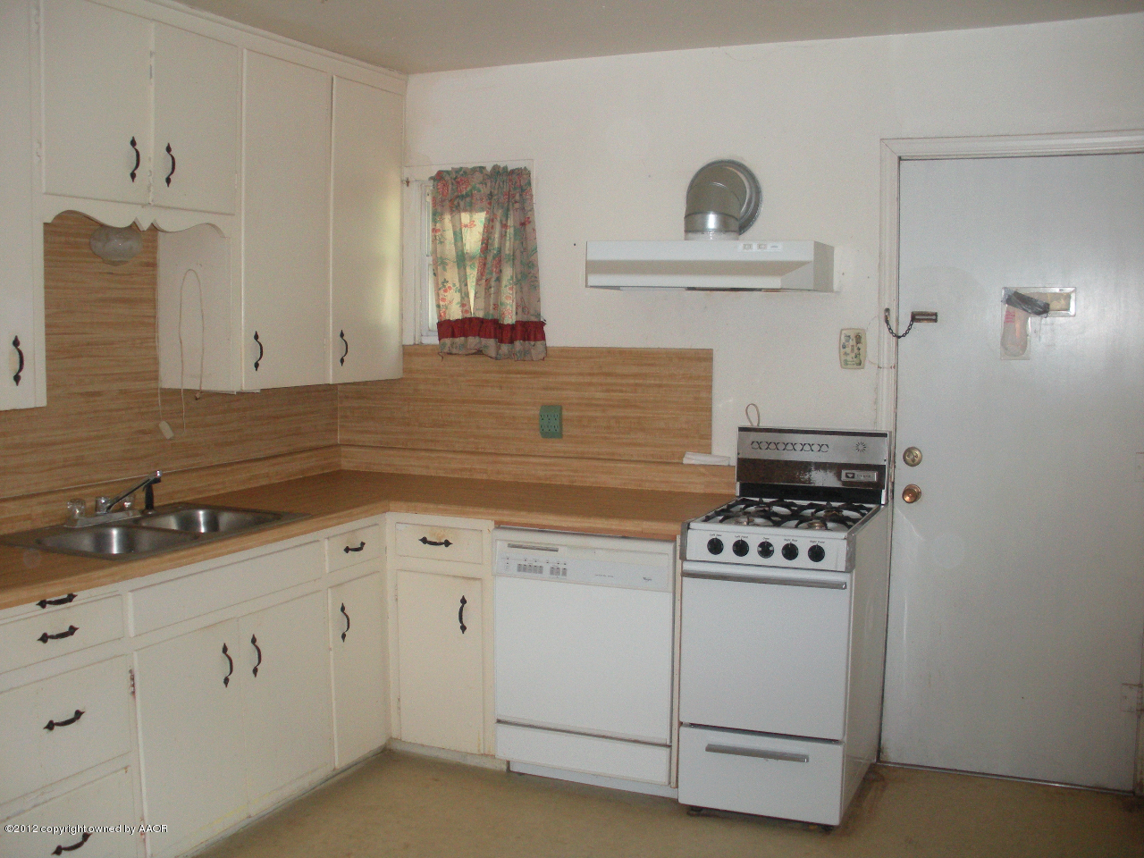 4618 Crockett Street Amarillo, TX 79110 - Photo 13 of 18 kitchen