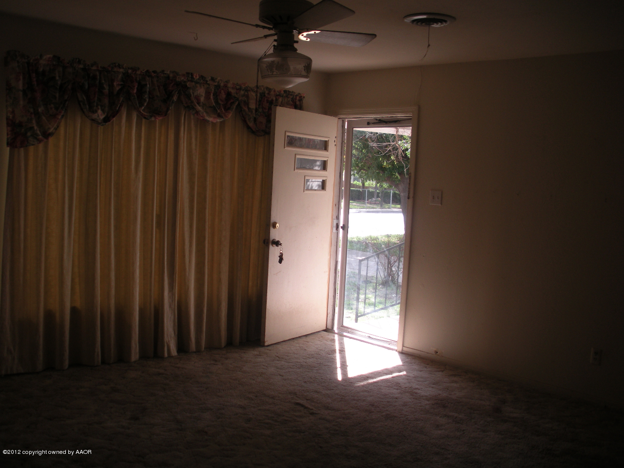 4618 Crockett Street Amarillo, TX 79110 - Photo 14 of 18 living room
