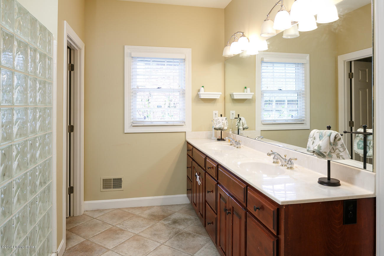 7705 Wolfpen Ridge Drive Prospect, KY 40059 - Photo 12 of 38 Master Bathroom
