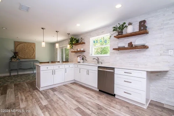 $2,500 | 8369 Bascom Road, Jacksonville, FL 32216