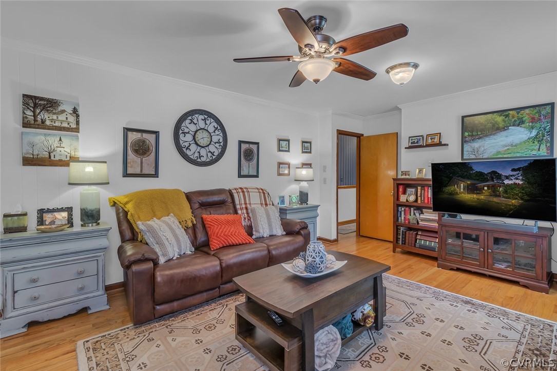 31 Bunker Hill Road Farnham, VA 22460 - Photo 15 of 47 a living room with furniture and a flat screen tv