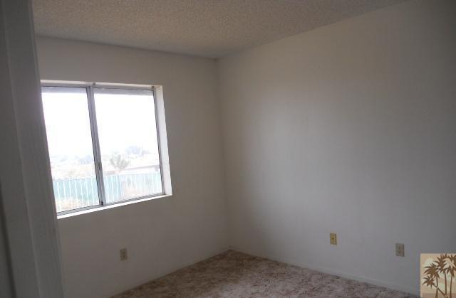6117 Panorama Road Joshua Tree, CA 92252 - Photo 4 of 6 an empty room with a window
