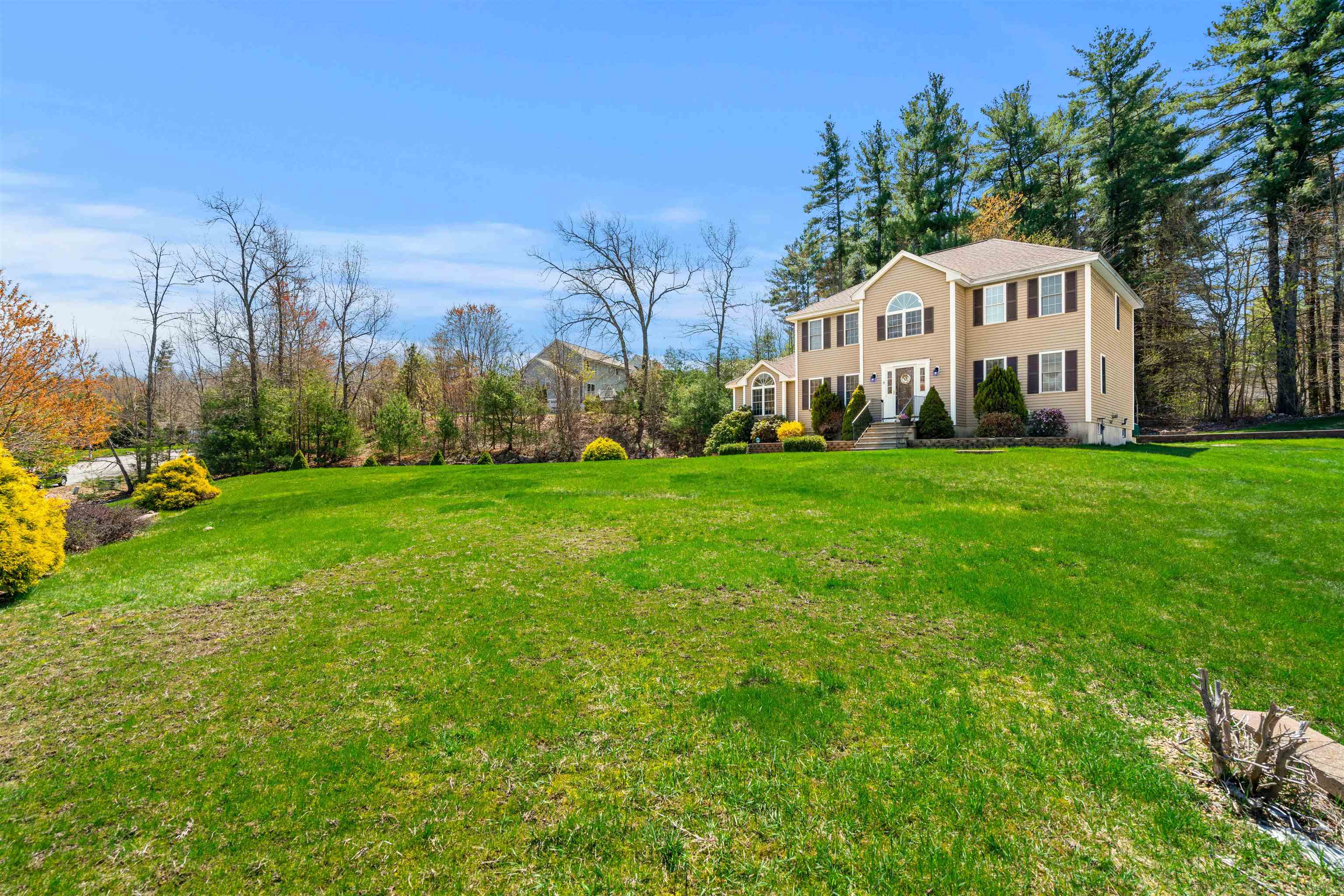 9 Haywood Road Londonderry, NH 03053 - Photo 2 of 59 Gallery Image 2