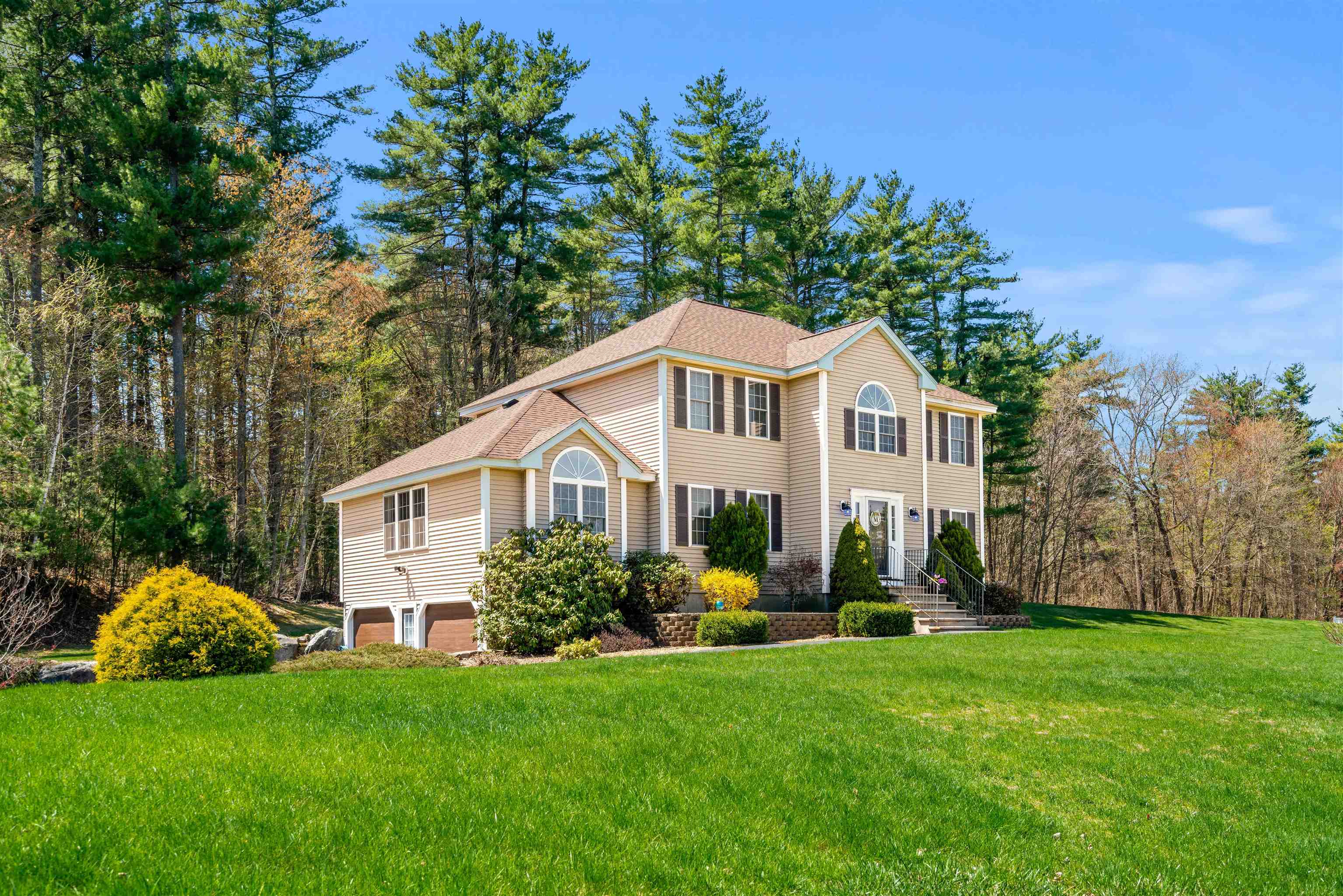 9 Haywood Road Londonderry, NH 03053 - Photo 3 of 59 Gallery Image 3