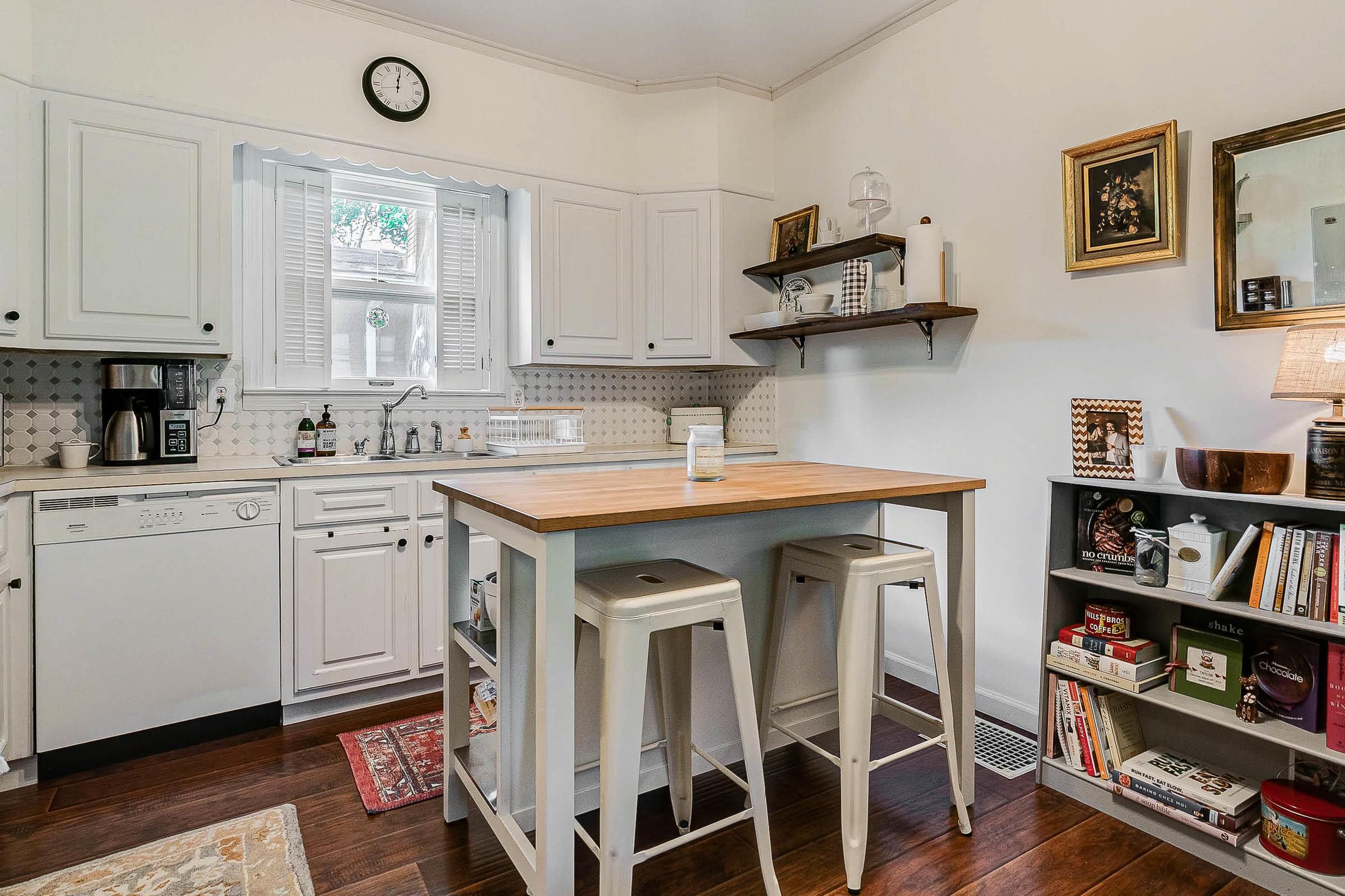 2459 Fishinger Road Columbus, OH 43221 - Photo 8 of 35