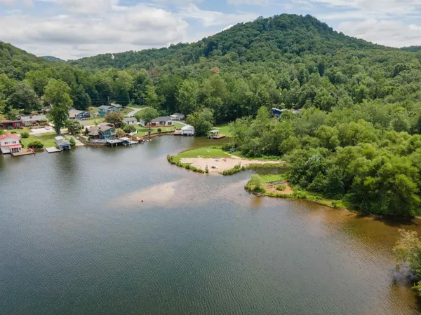 $999,900 | 1516 West Lakeshore Drive, Landrum, SC 29356