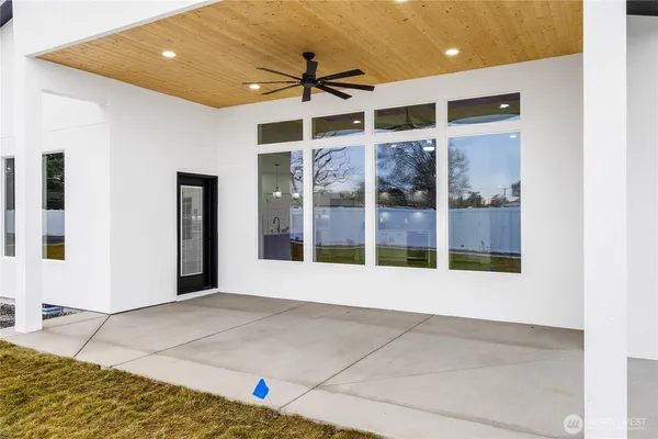 $599,900 | 525 Bluff W Drive, Moses Lake, WA 98837