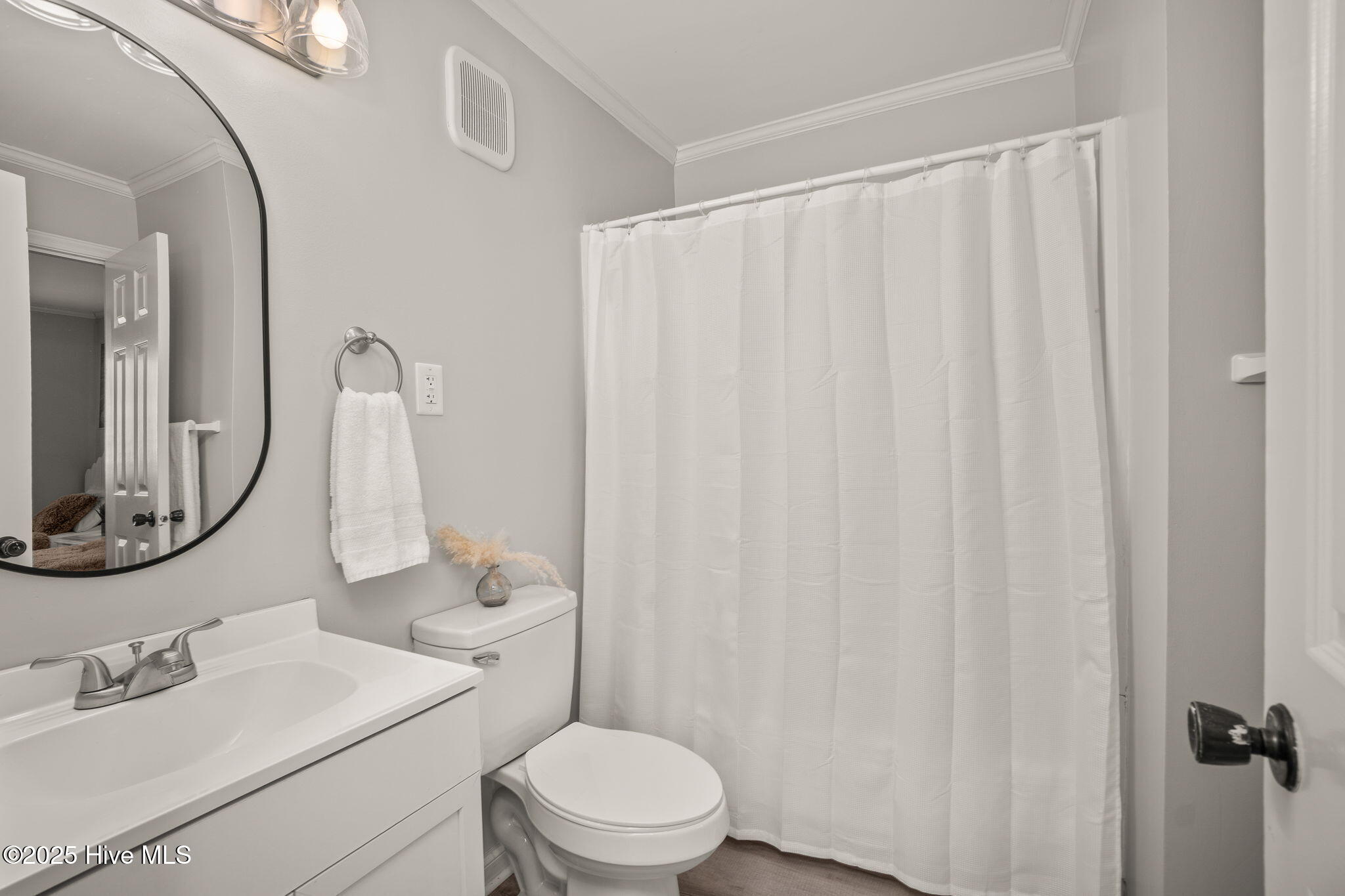 10300 Coast Guard Road, Unit C103 POINT EMERALD VILLAS Emerald Isle, NC 28594 - Photo 24 of 44 Full guest bathroom