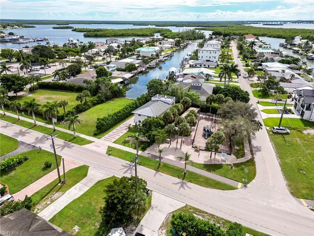 $1,100,000 | 145 Capri Boulevard, Naples, FL 34113