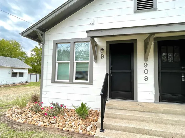 $877 | 909 Bina Street, Unit B, Bryan, TX 77803
