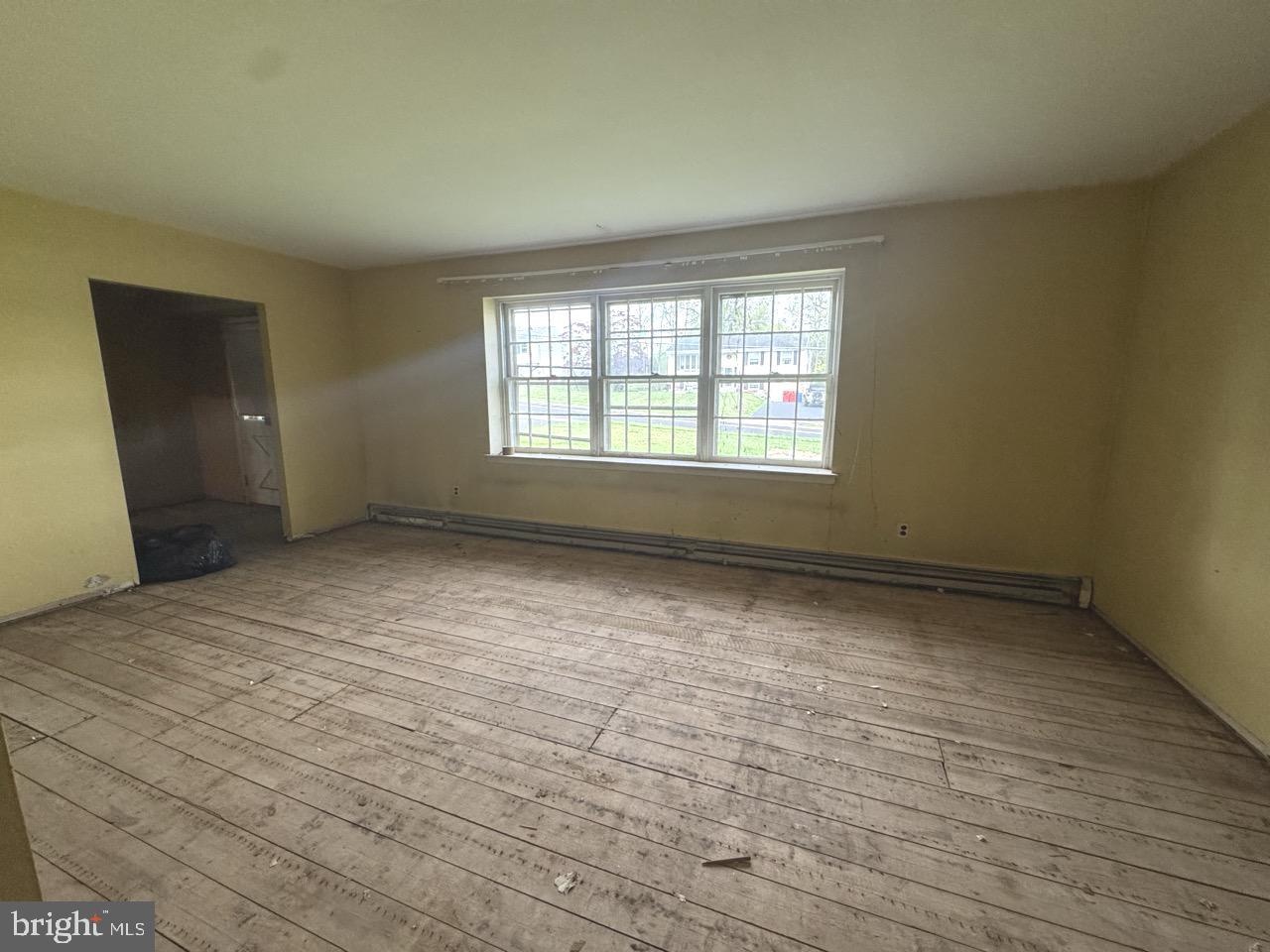262 Centennial Road Warminster, PA 18974 - Photo 4 of 37 Living Room