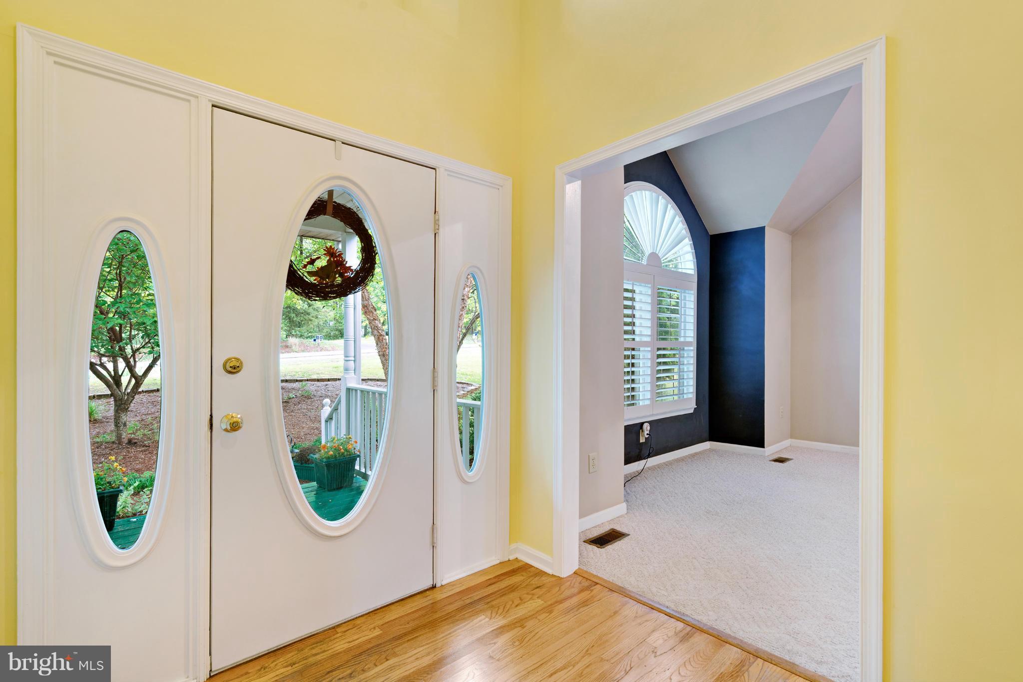 7103 Kelly Road Warrenton, VA 20187 - Photo 3 of 30 Hardwood flooring in entry foyer