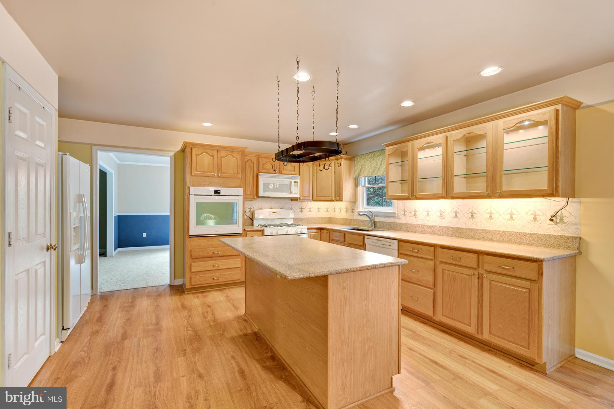 7103 Kelly Road Warrenton, VA 20187 - Photo 8 of 30 Kitchen w/island and Silestone countertops