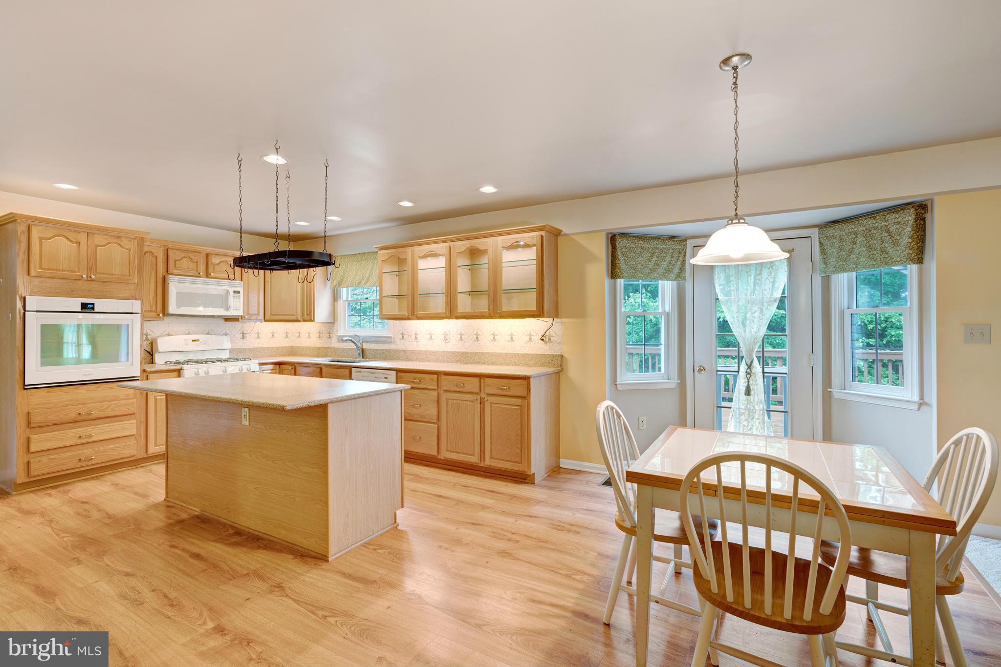 7103 Kelly Road Warrenton, VA 20187 - Photo 9 of 30 Breakfast nook w/access to rear deck
