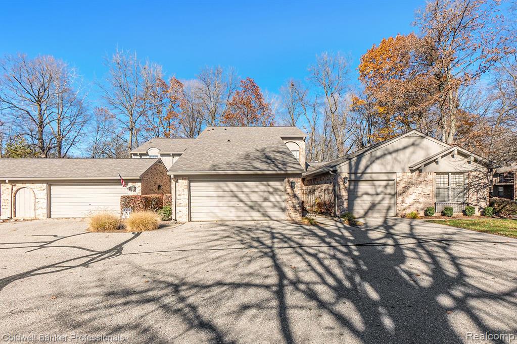 1754 Thomas Court Rochester Hills, MI 48309 - Photo 2 of 36