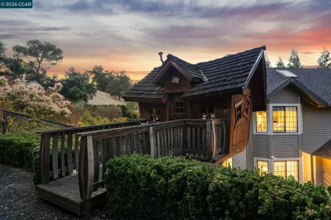 a view of a house with backyard and deck