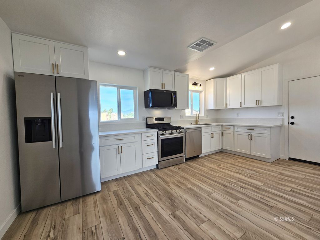 200 North Kern Street Ridgecrest, CA 93555 - Photo 3 of 37
