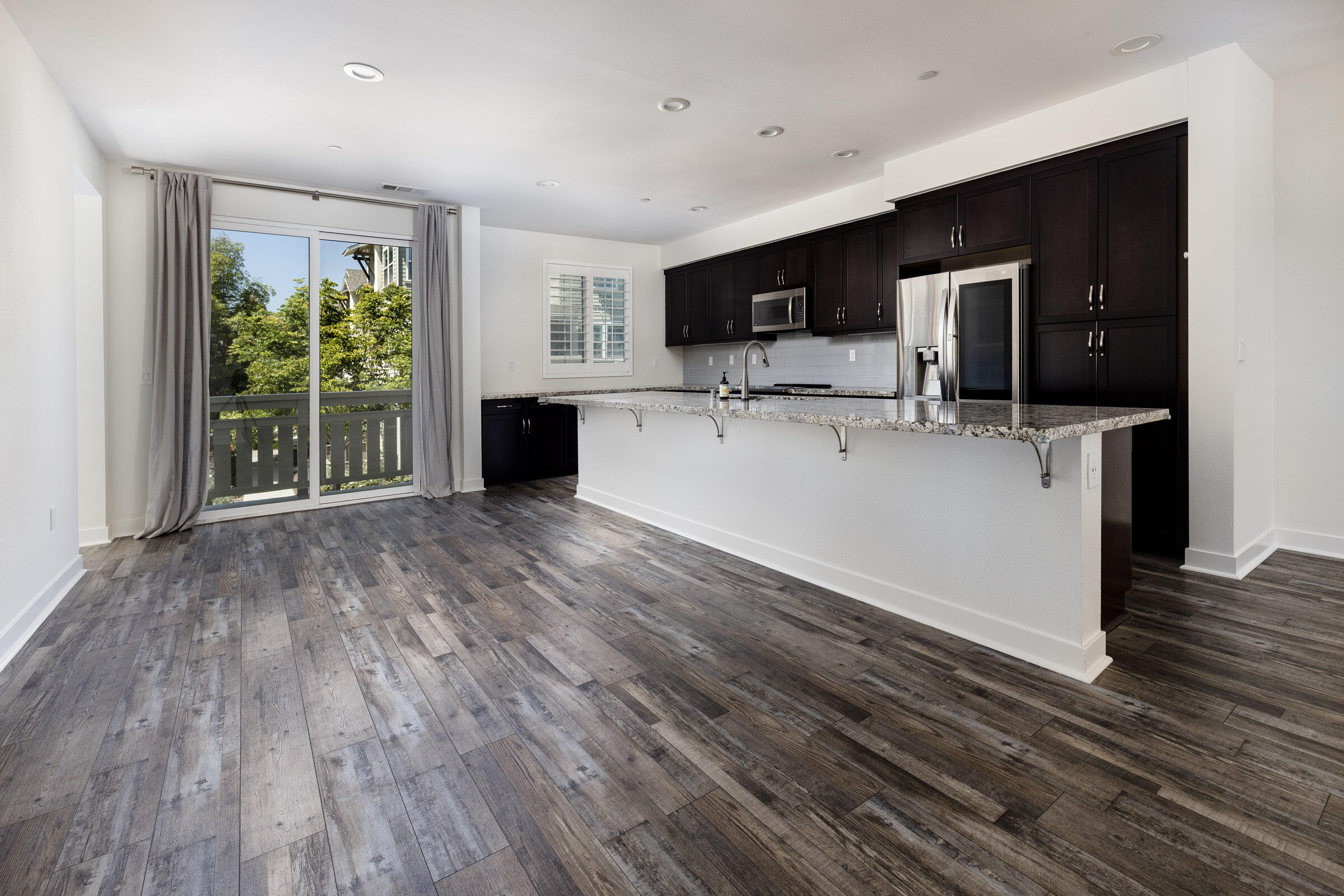 5685 Surfrider Way, Unit 105 Goleta, CA 93117 - Photo 11 of 29 Dining/Island