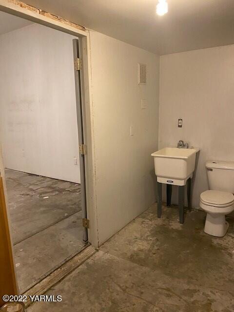 210 North Rivard Road Moxee, WA 98936 - Photo 17 of 18 a bathroom with a sink toilet and shower