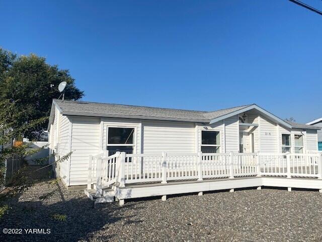 210 North Rivard Road Moxee, WA 98936 - Photo 2 of 18 a front view of a house with a yard