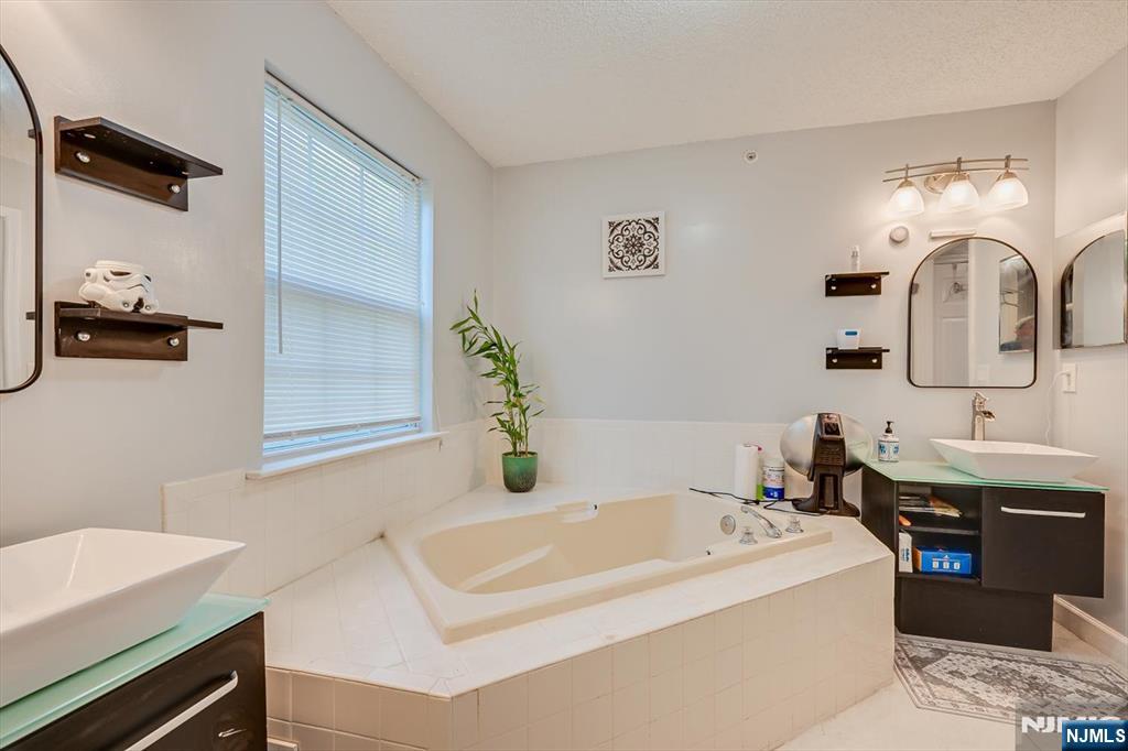 202 Prestwick Way, Unit 202 Edison, NJ 08820 - Photo 26 of 34