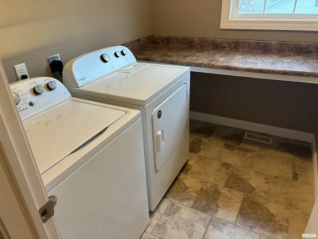 $3,000 | 2116 West Geneva Road, Peoria, IL 61615