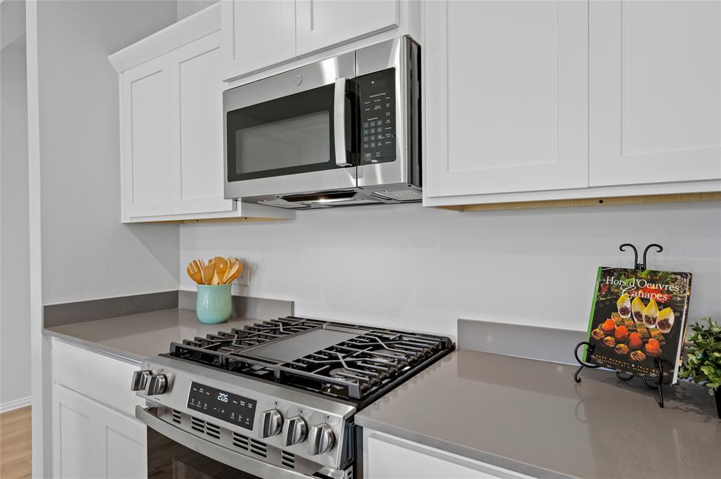 610 Ridgewood Drive Van Alstyne, TX 75495 - Photo 15 of 34 a stove top oven sitting inside of a kitchen
