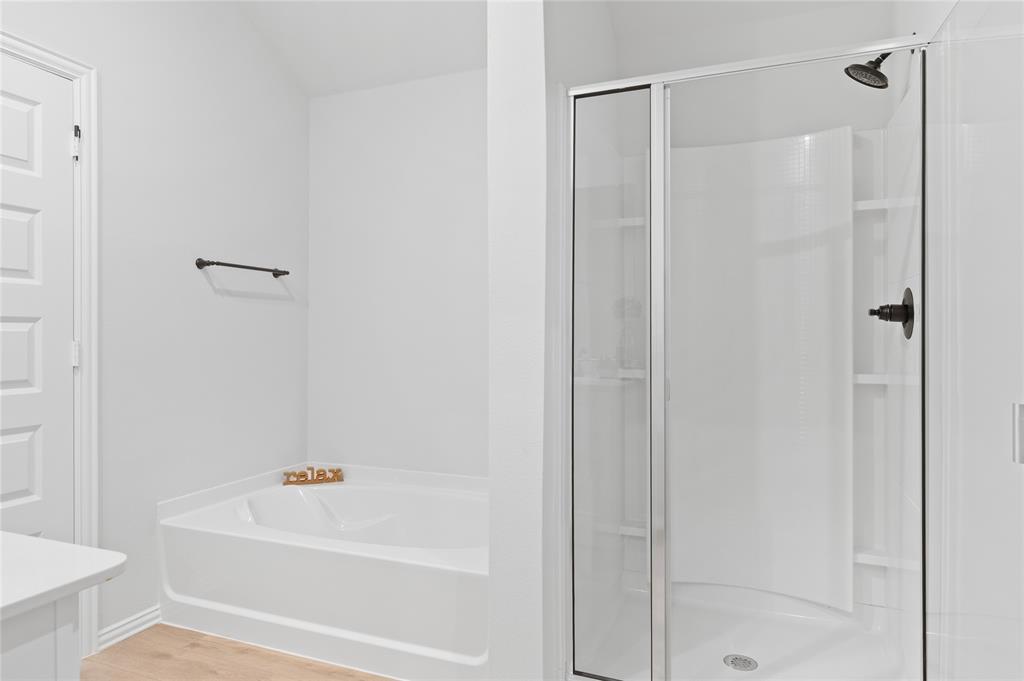 610 Ridgewood Drive Van Alstyne, TX 75495 - Photo 25 of 34 a bathroom with a bathtub