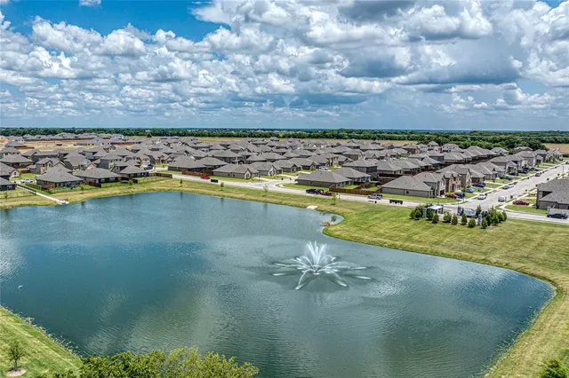 $2,300 | 610 Ridgewood Drive, Van Alstyne, TX 75495