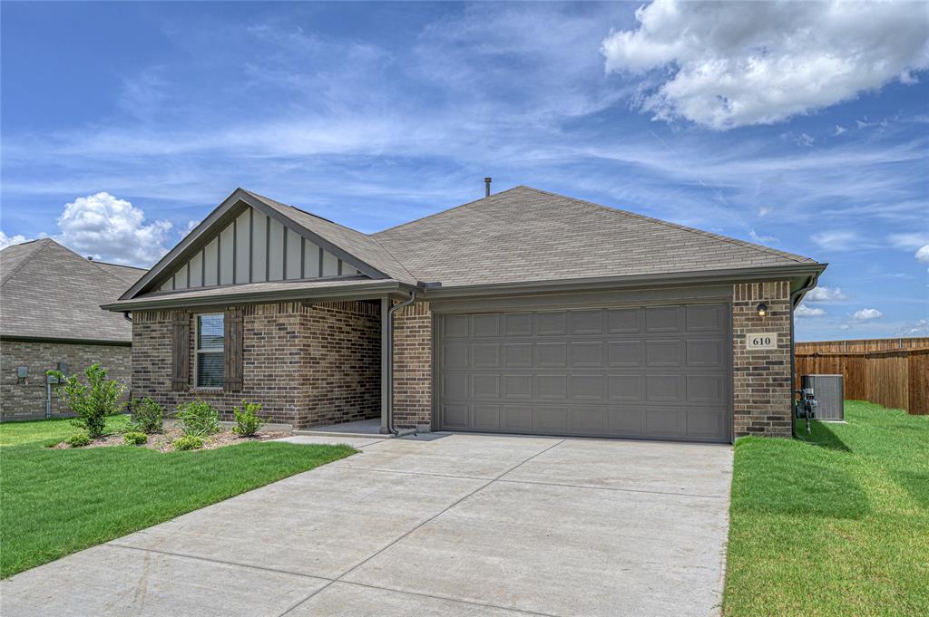 610 Ridgewood Drive Van Alstyne, TX 75495 - Photo 5 of 34 a front view of a house with a garden