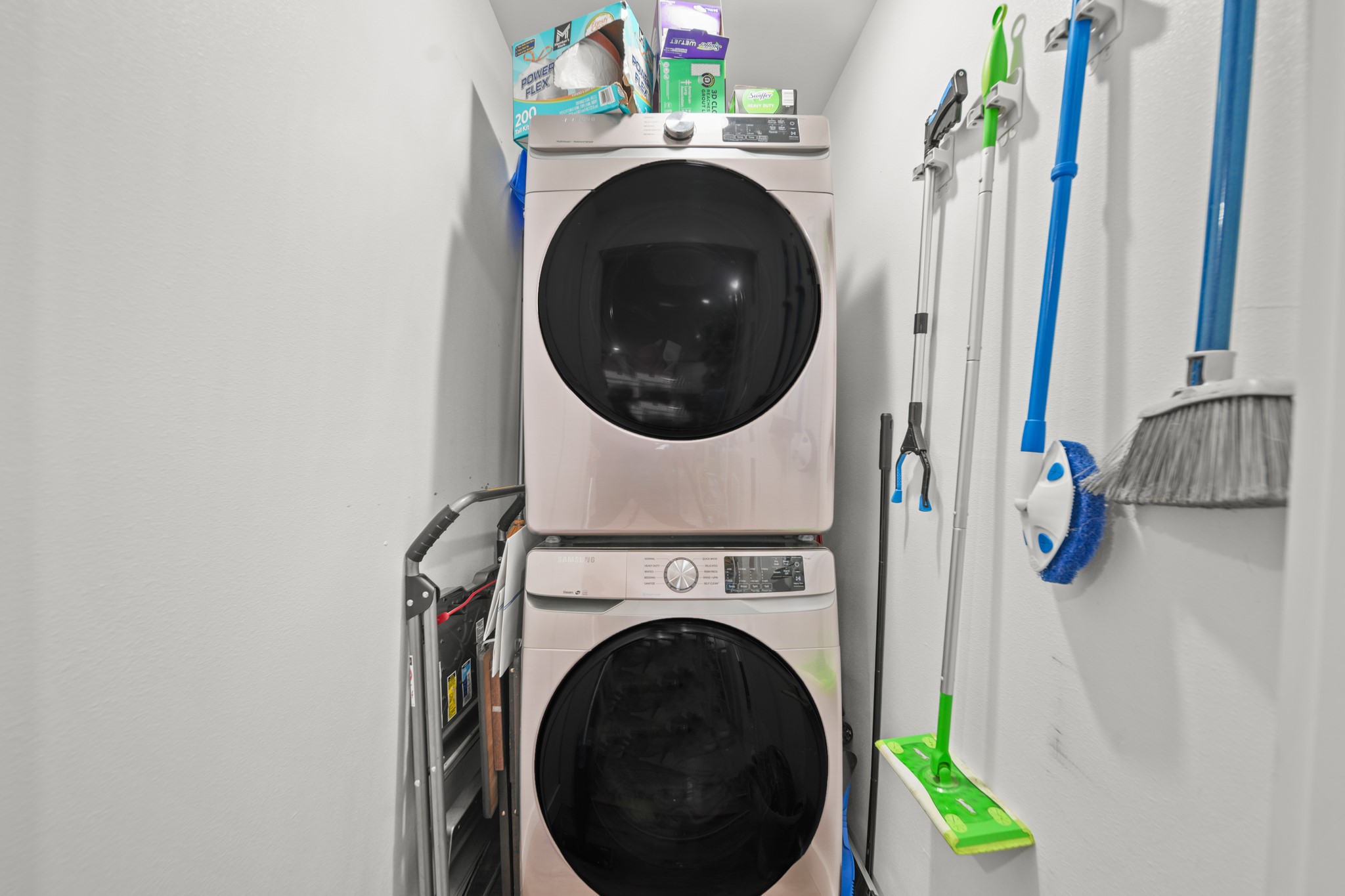 5605 Colfax Street Houston, TX 77020 - Photo 16 of 21 a utility room with dryer and washer