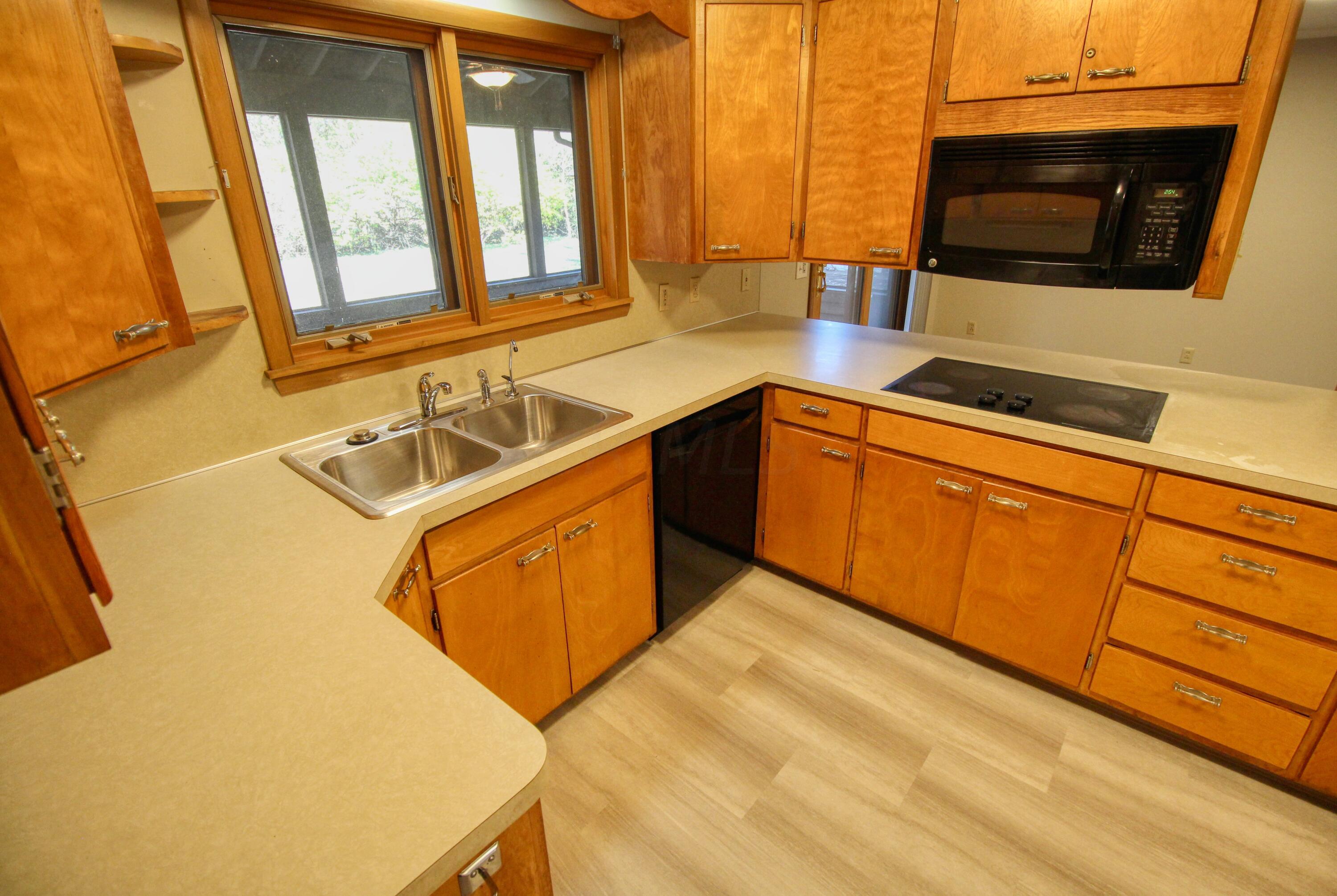 2066 Middlesex Road Columbus, OH 43220 - Photo 9 of 26 Kitchen1