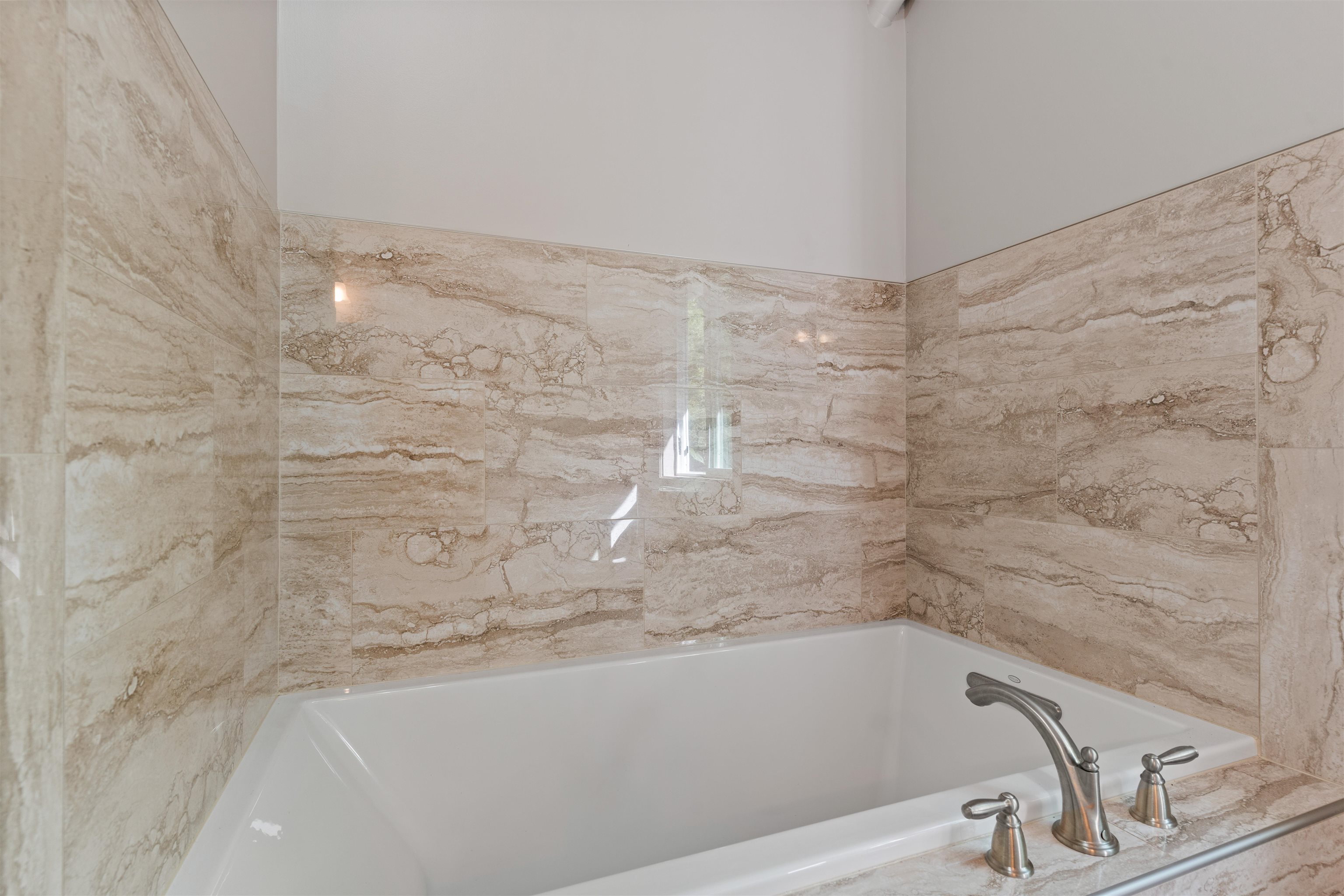 655 Kulike Road, Unit B Haiku, HI 96708 - Photo 24 of 38 a bathroom with a bathtub