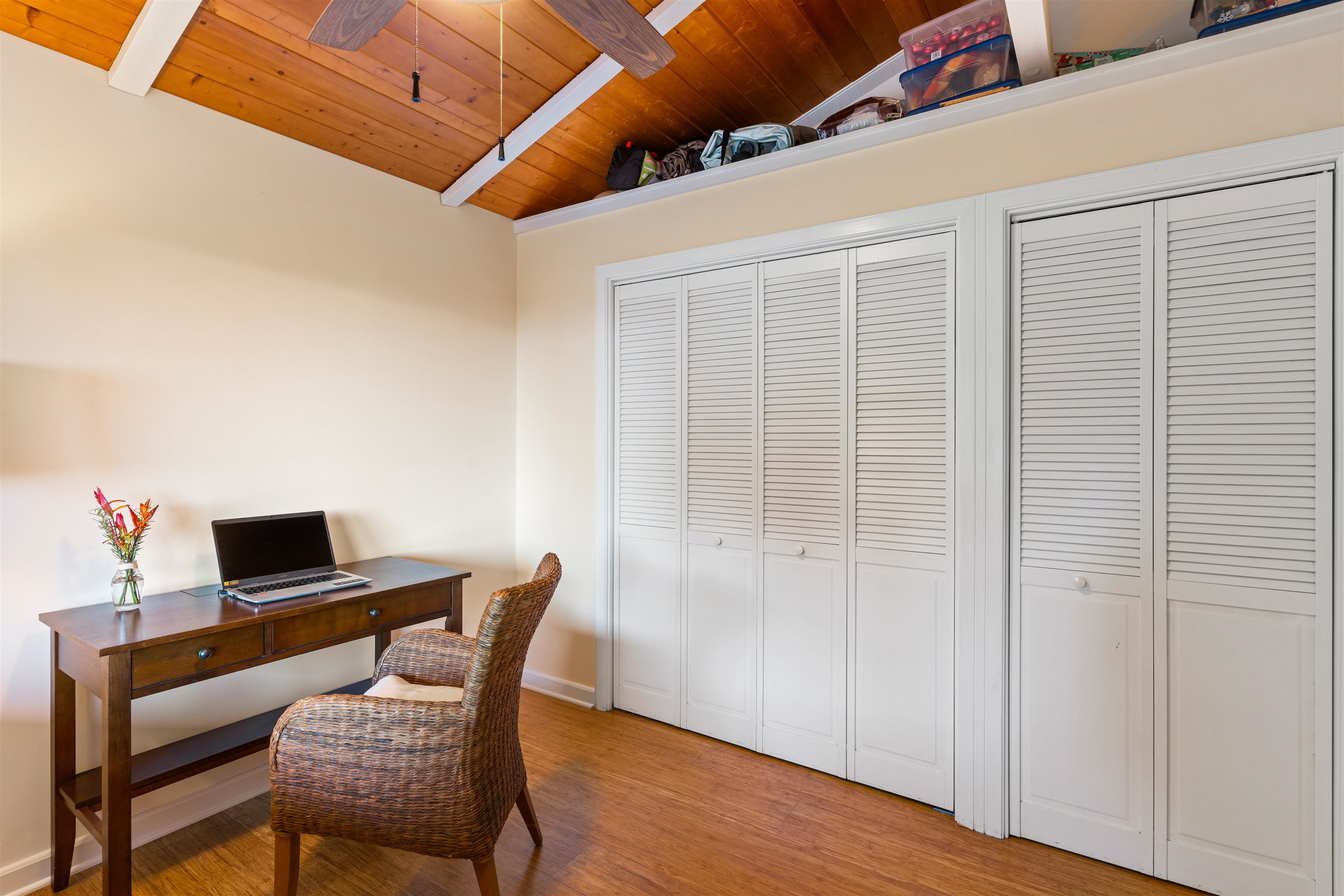 655 Kulike Road, Unit B Haiku, HI 96708 - Photo 26 of 38 a workspace with furniture