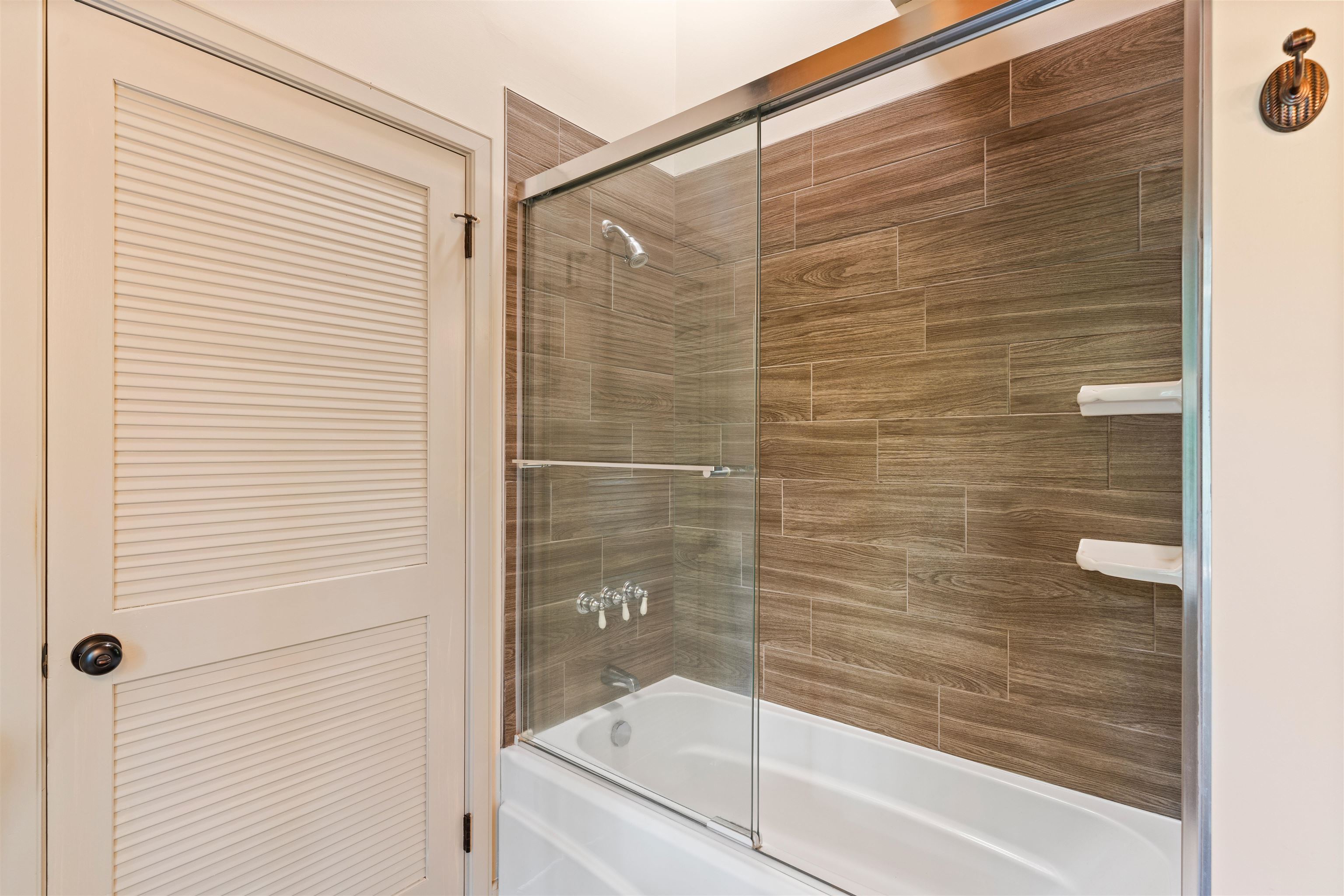 655 Kulike Road, Unit B Haiku, HI 96708 - Photo 28 of 38 a bathroom with a bathtub