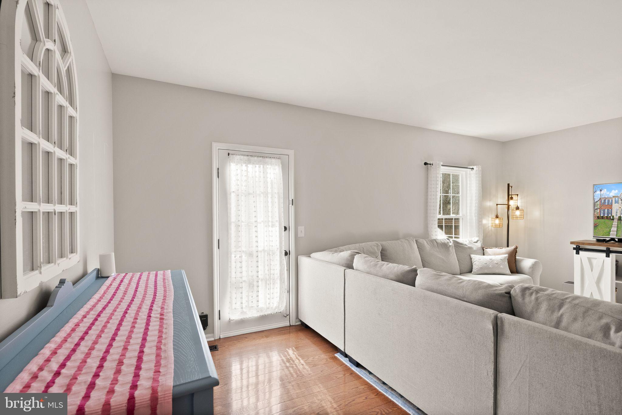 6020 Kestner Circle Alexandria, VA 22315 - Photo 19 of 59 a living room with furniture and a couch