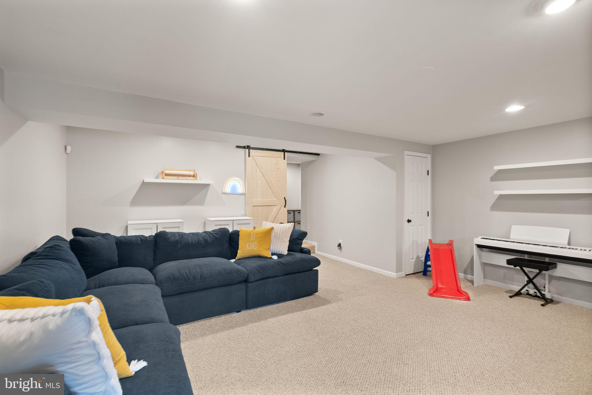6020 Kestner Circle Alexandria, VA 22315 - Photo 34 of 59 a living room with furniture and a wooden floor