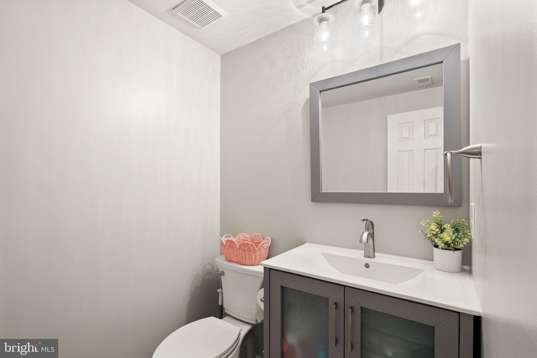 6020 Kestner Circle Alexandria, VA 22315 - Photo 36 of 59 a bathroom with a toilet sink vanity and mirror