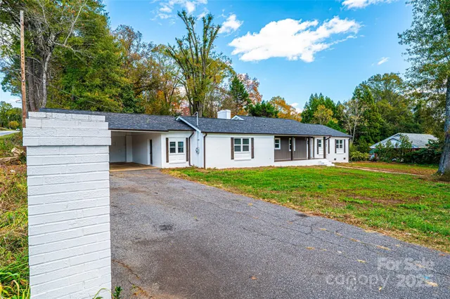 a view of house that has a yard