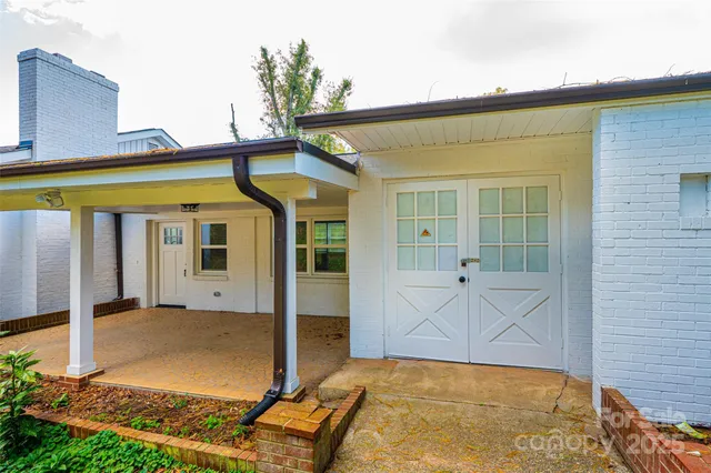 a view of a house with backyard and porch