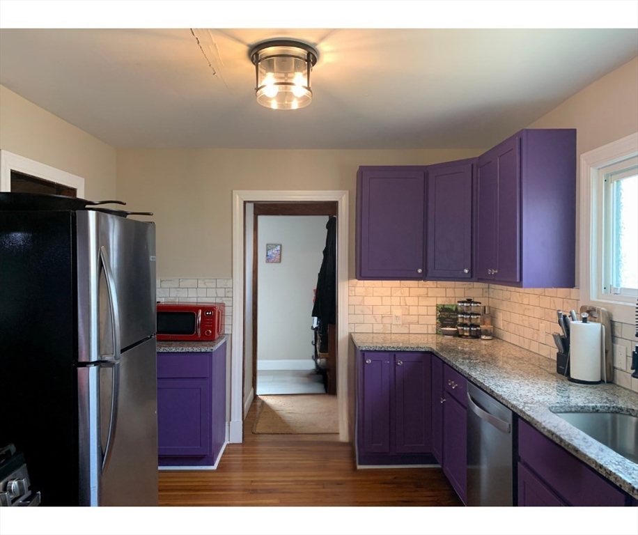 36 Devens Street Springfield, MA 01151 - Photo 5 of 35