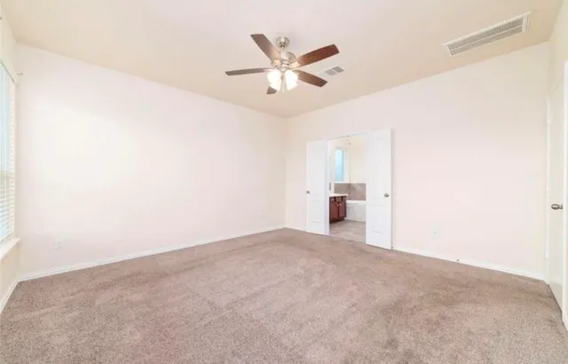 a view of empty room with a ceiling fan