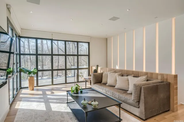 $4,998,000 | 8 Frost Creek Drive, Locust Valley, NY 11560