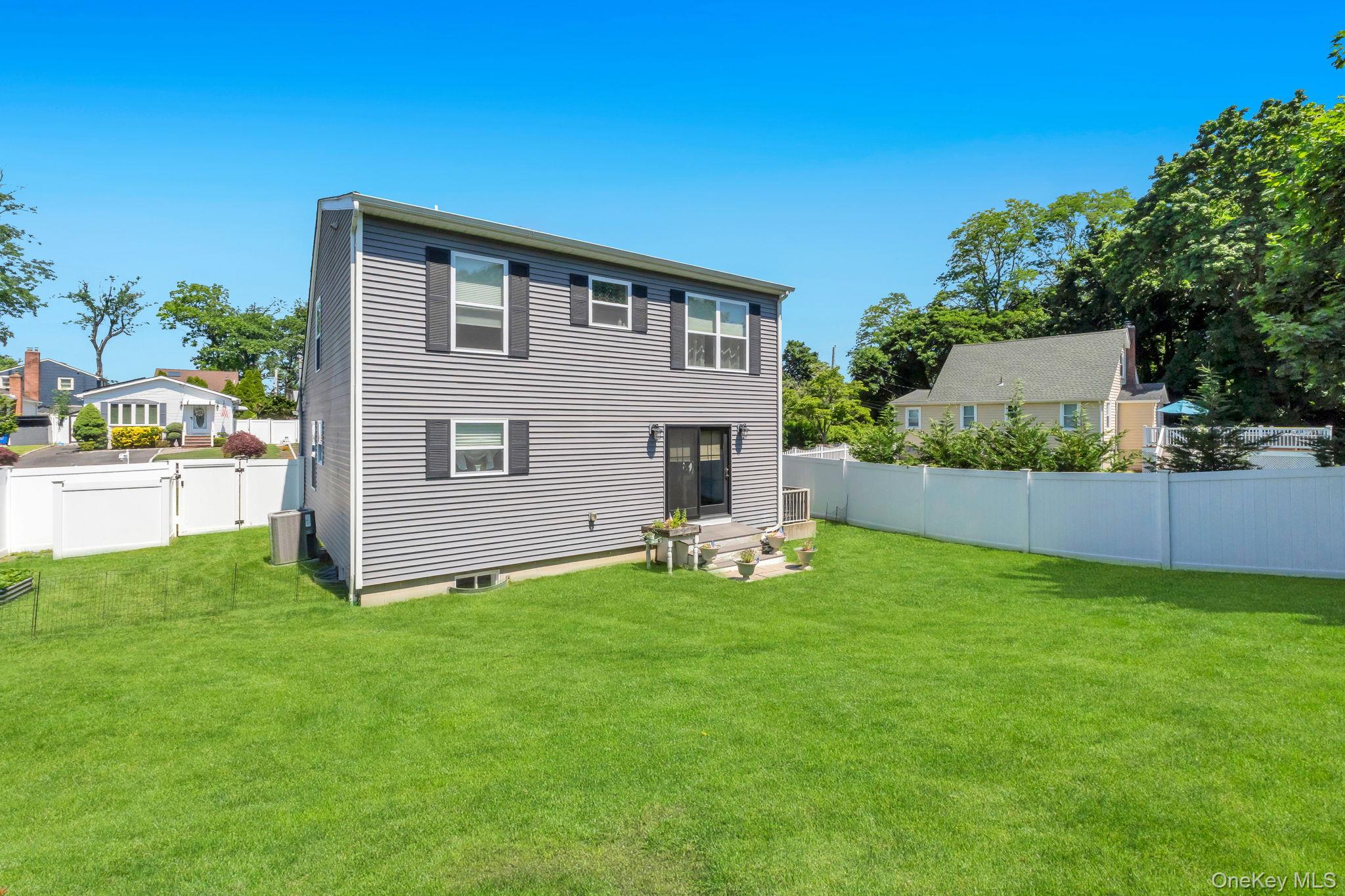 17 Walnut Road Kings Park, NY 11754 - Photo 4 of 34