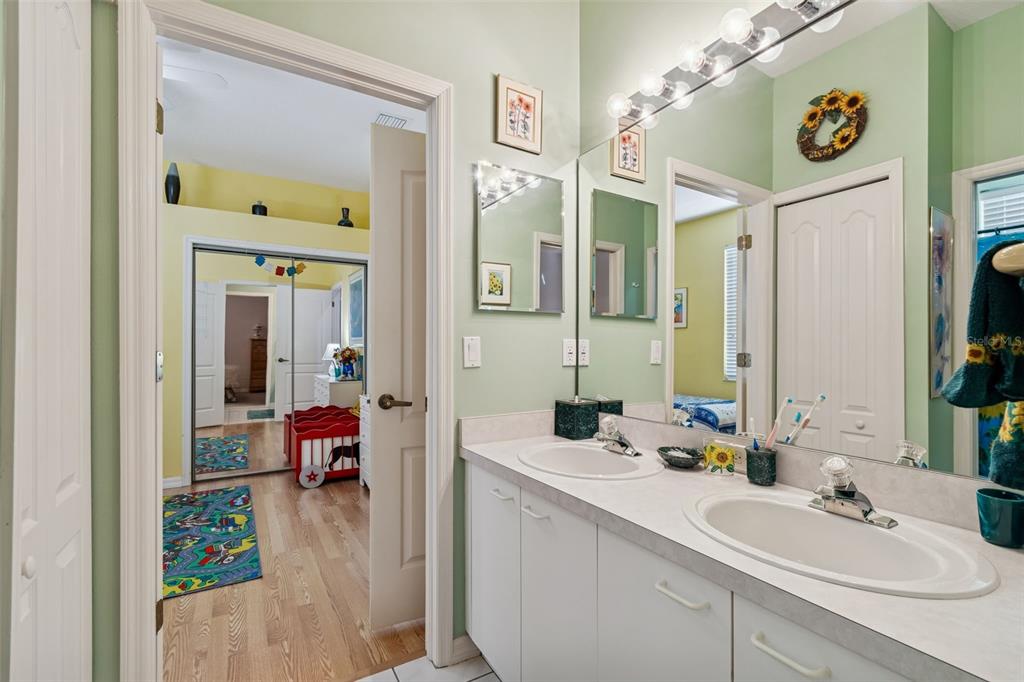 928 Oakview Road Tarpon Springs, FL 34689 - Photo 37 of 75 a en suite bathroom with a sink mirror and vanity