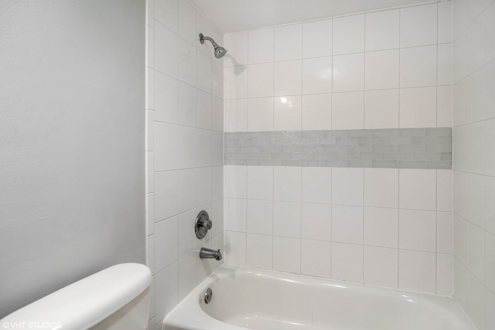 1 Renaissance Place, Unit 509 Palatine, IL 60067 - Photo 8 of 21 a bathroom with a bathtub and a toilet