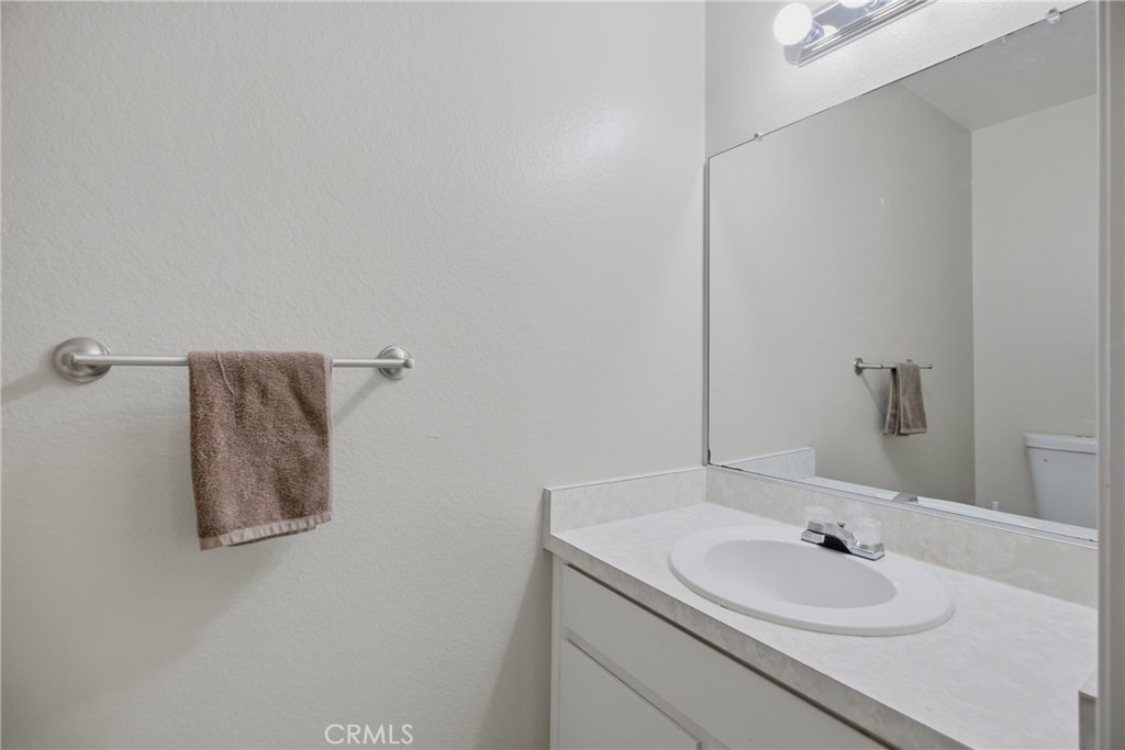 44603 La Paz Road Temecula, CA 92592 - Photo 8 of 31 1/2 bath downstairs