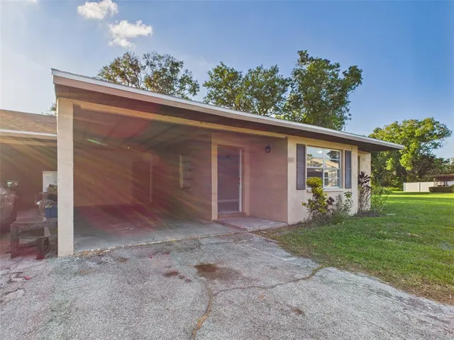 a view of a house with backyard and garden