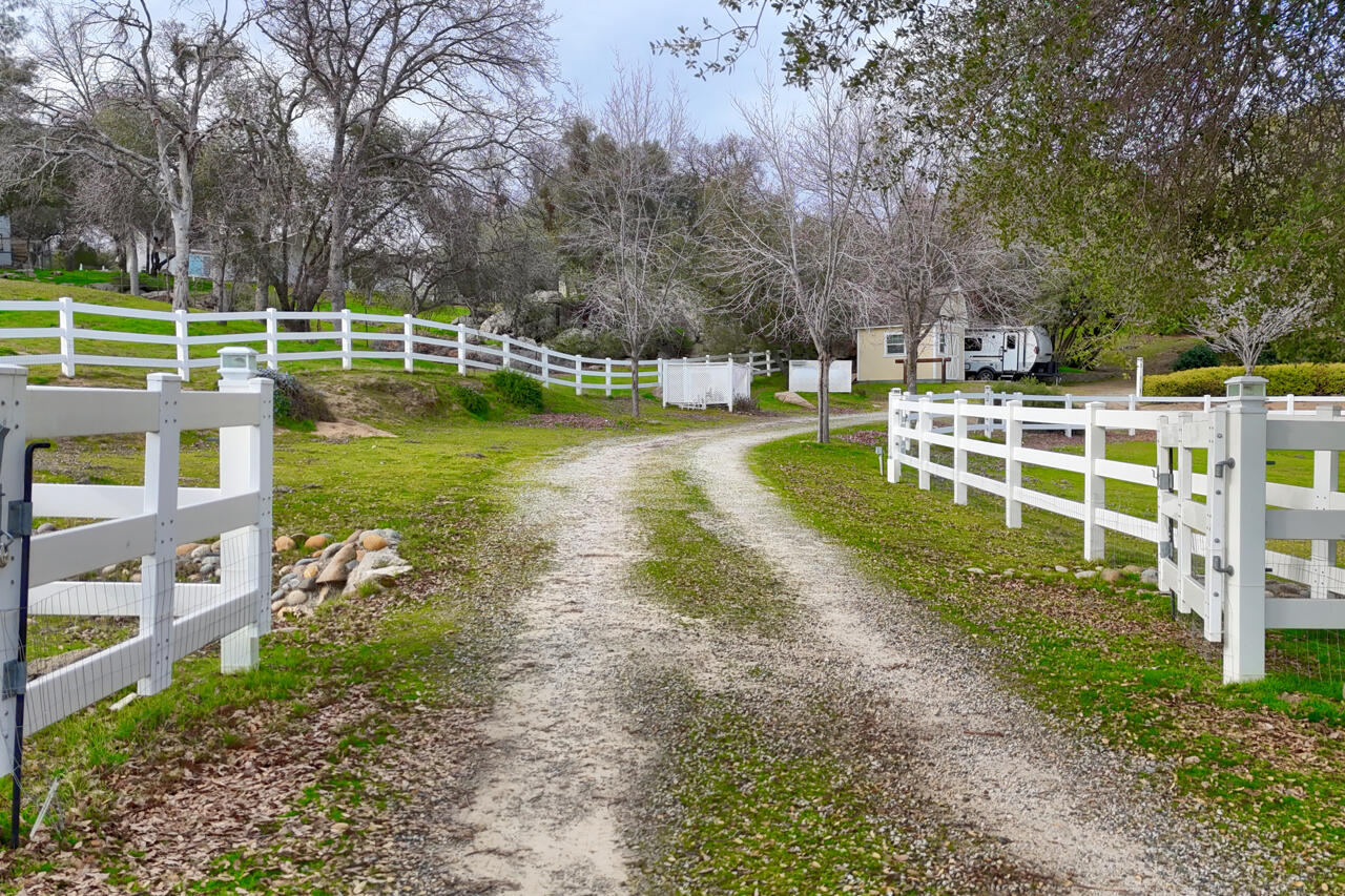 44755 Savage Road Coarsegold, CA 93614 - Photo 2 of 68 64-driveway-gate